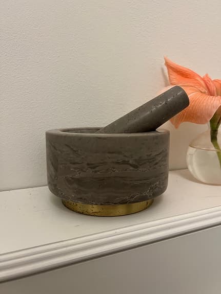 Mortel i grå marmor med detaljer i mässing