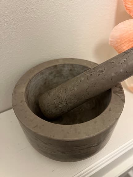 Mortel i grå marmor med detaljer i mässing