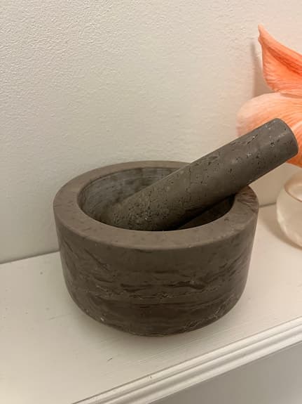 Mortel i grå marmor med detaljer i mässing