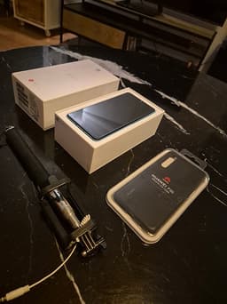 Huawei P30 + originalskal & selfiestick