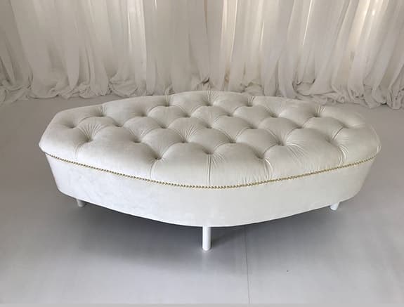 Elegant oval sammetspall i exklusiv design säljes.