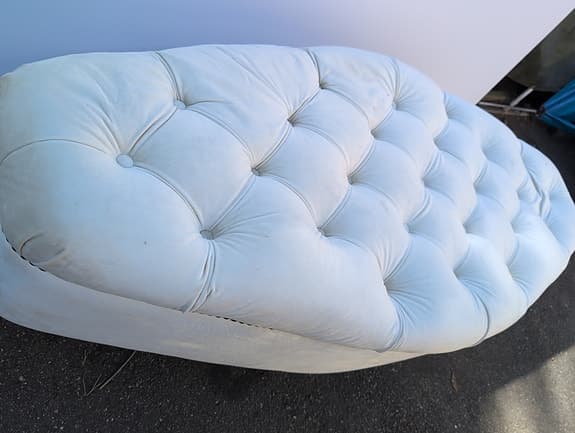 Elegant oval sammetspall i exklusiv design säljes.