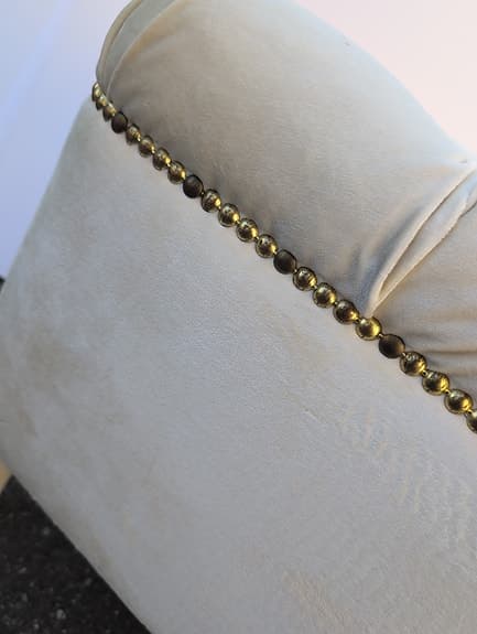 Elegant oval sammetspall i exklusiv design säljes.