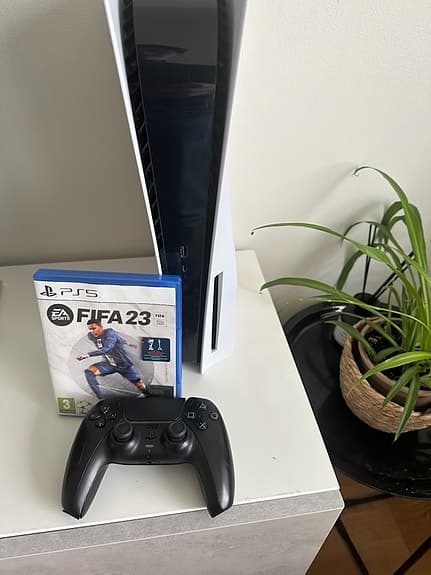 SÖKER PlayStation 5
