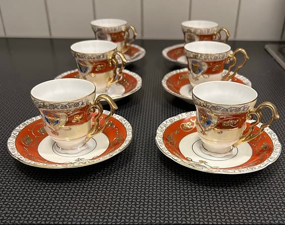 Vintage kaffekoppar med fat – handdekor i guld, 1950-tal