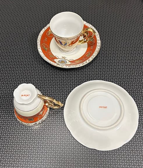 Vintage kaffekoppar med fat – handdekor i guld, 1950-tal