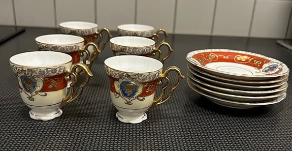 Vintage kaffekoppar med fat – handdekor i guld, 1950-tal