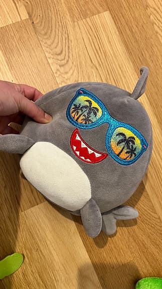Squishmallows mjukisdjur grå med solglasögon
