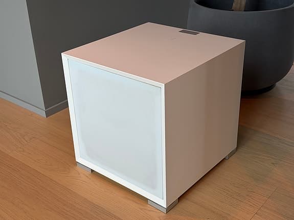 Mediabänk Click 312 55cm djup med dörr i nät