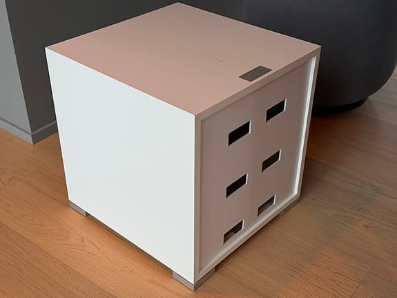 Mediabänk Click 312 55cm djup med dörr i nät