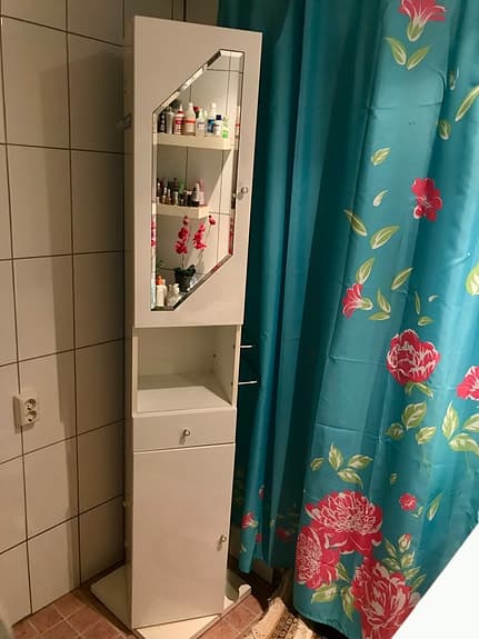 Vit högglansigt skåp / badrumsskåp, roterbart med speglar och rymligt