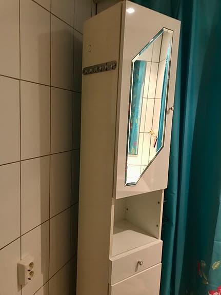 Vit högglansigt skåp / badrumsskåp, roterbart med speglar och rymligt