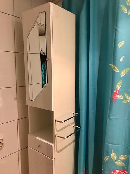 Vit högglansigt skåp / badrumsskåp, roterbart med speglar och rymligt