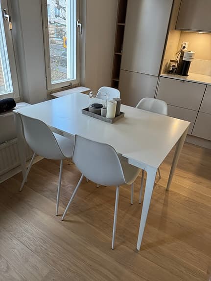 Matgrupp med 4 stolar