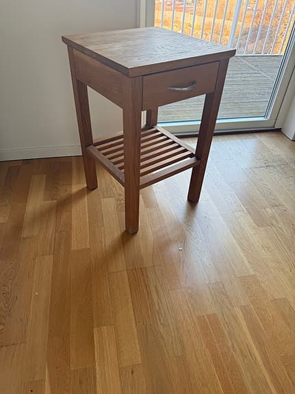 Sängbord i ek med låda