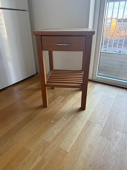 Sängbord i ek med låda