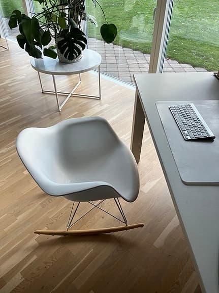 Vit gungstol i nyskick!