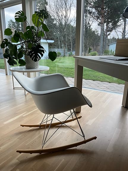 Vit gungstol i nyskick!