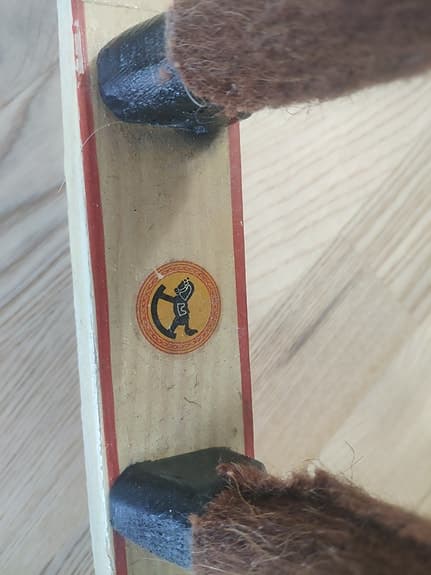 Gunghäst (antik?) i brunt med röd sadel och vita detaljer