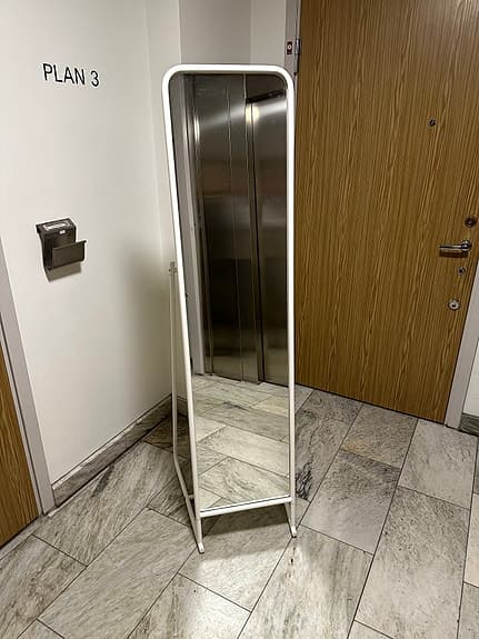 IKEA golvspegel Knapper med klädhängare vit