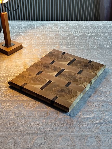 Handgjord skärbräda i ändträ