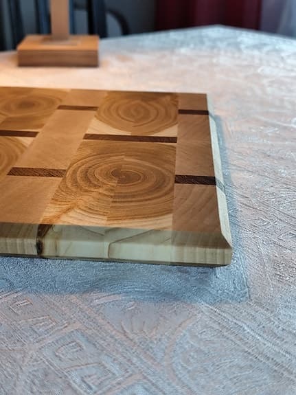 Handgjord skärbräda i ändträ