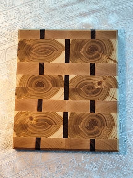 Handgjord skärbräda i ändträ