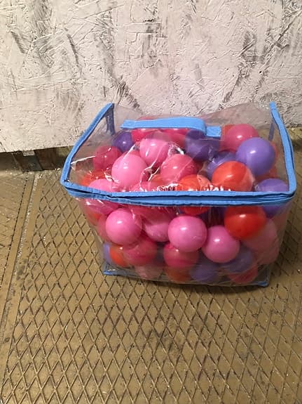 Färgglada plastbollar i förvaringsväska