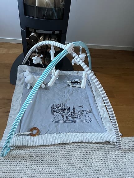 Mumin Barnleksak Lekmatta med mjuk lekbåge och hängande figurer