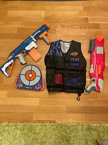 Nerf leksaksvapen och väst set med skyttmåltavla