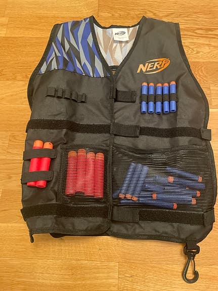 Nerf leksaksvapen och väst set med skyttmåltavla