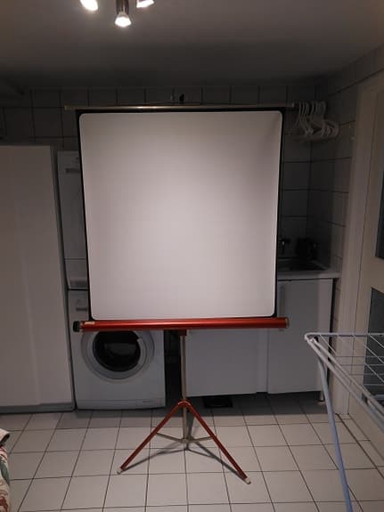 Projektorduk med stativ.