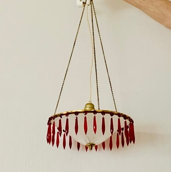 Gammal takkrona kristallkrona glas röda prismor 1910-tal