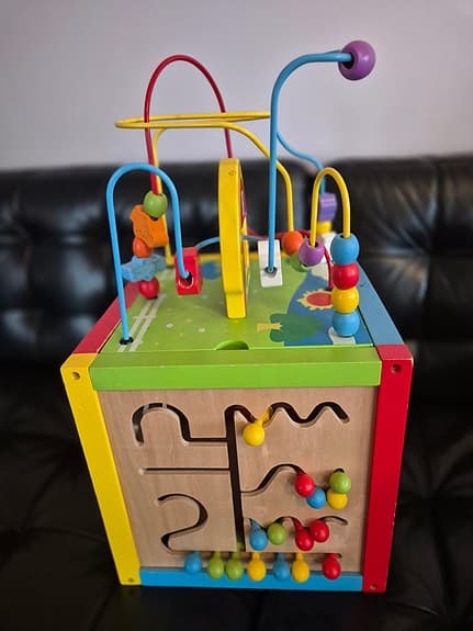 Träleksak Aktivitetskub med olika spel och former