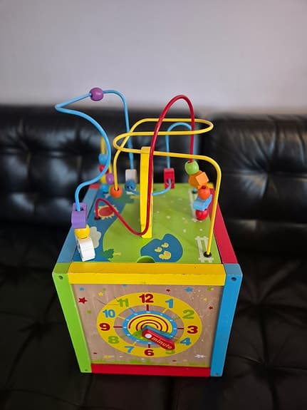 Träleksak Aktivitetskub med olika spel och former
