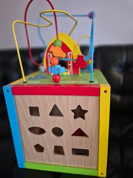 Träleksak Aktivitetskub med olika spel och former