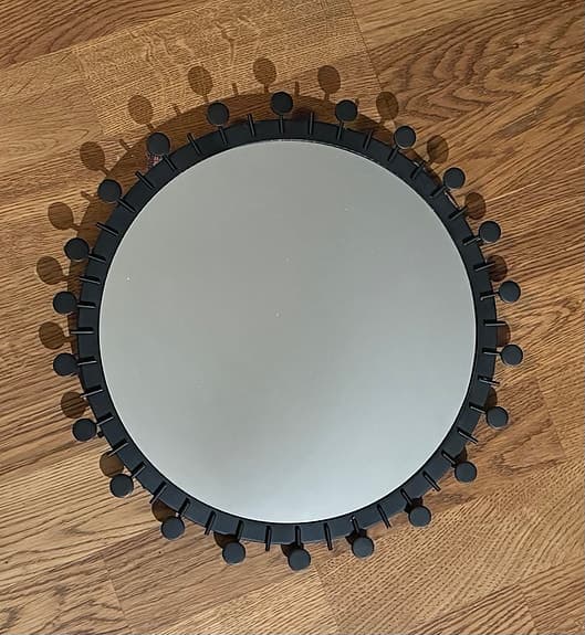 Rund spegel med dekorativ ram