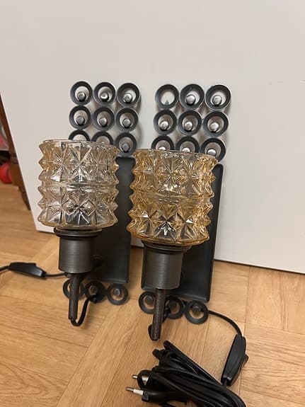 Vägglampor av glas och järn, 1980-talsstil