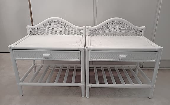 2 vita Sängbord, sidobord i rotting