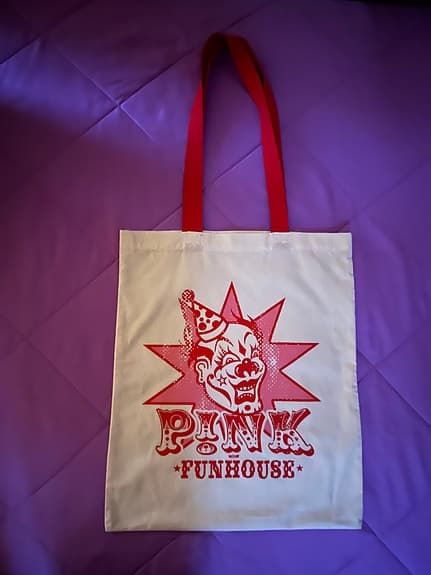 Pink Funhouse bag med rött tryck och röda handtag från 2009 turnén Stockholm NY