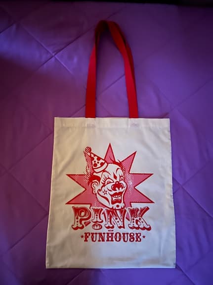 Pink Funhouse bag med rött tryck och röda handtag från 2009 turnén Stockholm NY