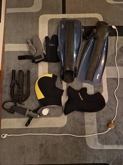 Dykutrustning inklusive fenor, handskar och kniv