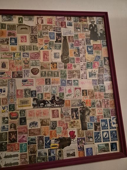 Unik tavla med vintage frimärkessamling – perfekt för samlare & retroälskare!
