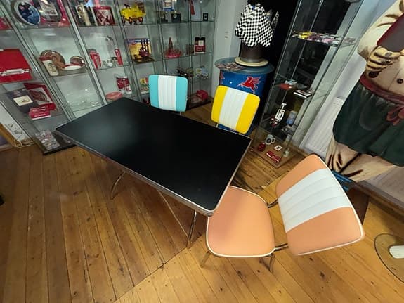 Dinerbord med Dinerstolar I amerikanskt stuk