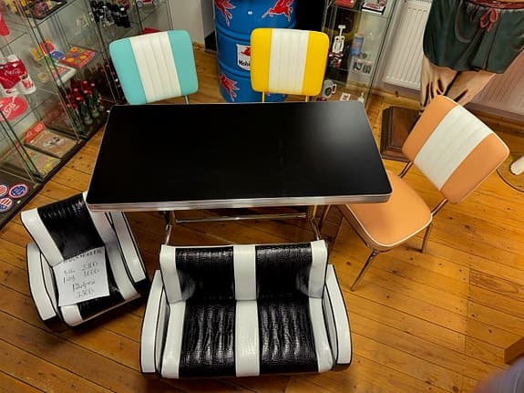 Dinerbord med Dinerstolar I amerikanskt stuk