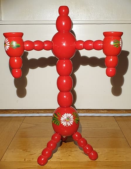 Äldre, handmålad ljusstake i fint skick! Retro / vintage.