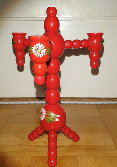 Äldre, handmålad ljusstake i fint skick! Retro / vintage.