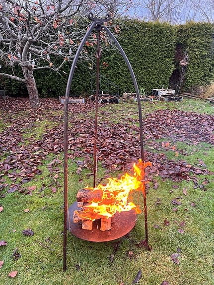 Eldstad i metall med hängande eldfat