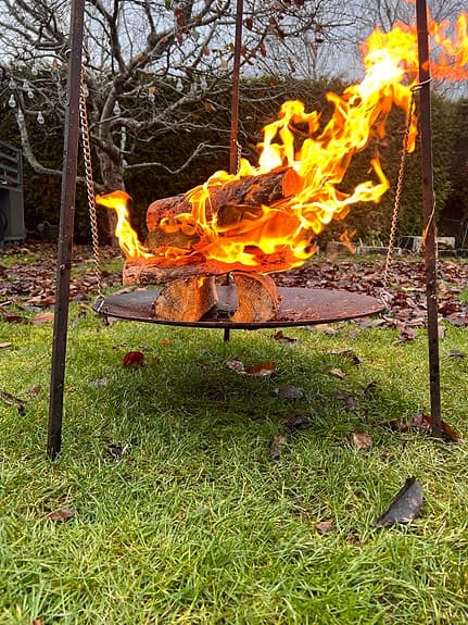 Eldstad i metall med hängande eldfat