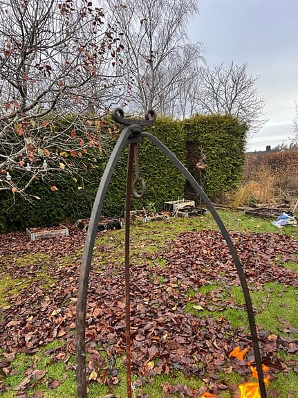 Eldstad i metall med hängande eldfat